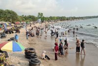 Suasana wisatawan sore Hari di Pantai Pasir Putih Florida Indah Anyer, Doc (Dirhat/Dailyhits.id)