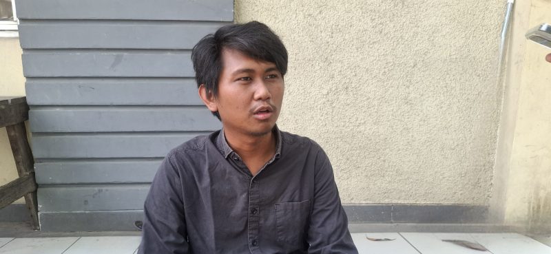 Kuasa Hukum LBH KPKMI Banten, Ahmad Maulana, memberikan keterangan kepada pers, selasa, (31/3) Doc (Dirhat/Dailyhitd.id).