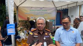 Kepala Kejari Lebak, Onneri Khairoza saat memberikan keterangan pers ketika pasar murah. (DAILYHITS)