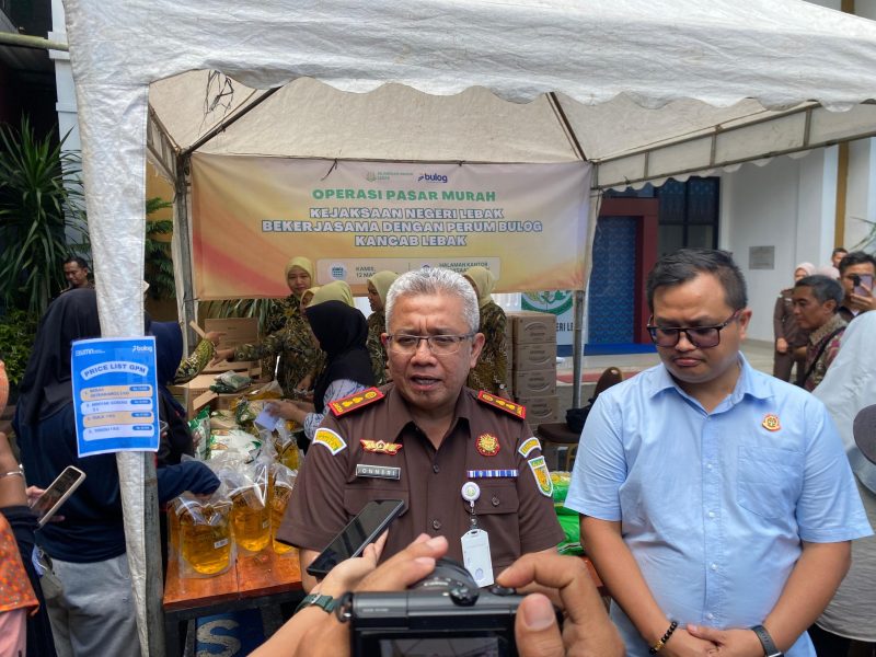 Kepala Kejari Lebak, Onneri Khairoza saat memberikan keterangan pers ketika pasar murah. (DAILYHITS)