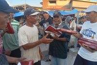 Ketua Paguyuban Pedagang pasar Rau, Suleman Sayar, Bagi-bagi 100 Sarung kepada pekerja Informal, (Doc).