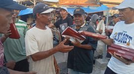 Ketua Paguyuban Pedagang pasar Rau, Suleman Sayar, Bagi-bagi 100 Sarung kepada pekerja Informal, (Doc).