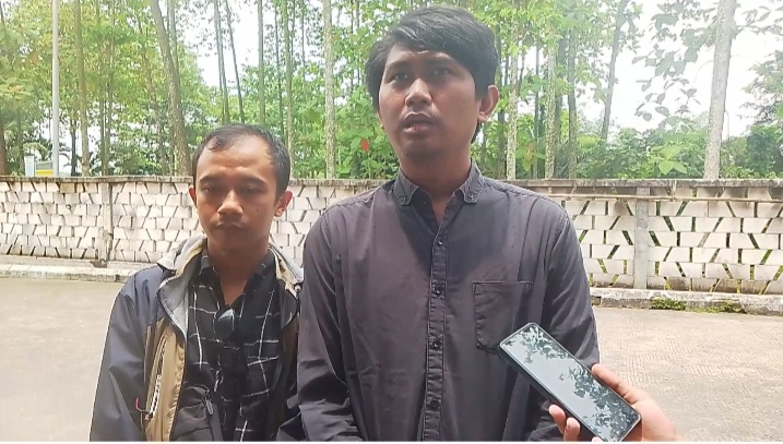 Afifudi Bersama Kuasa Hukum LBH PKC PMII Banten, memberikan keterangan kepada Pers, Doc (Dirhat/Dailyhit.id)
