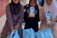 Para penerima MBG tersenyum mendapatkan menu berlimpah. (Istimewa)