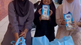 Para penerima MBG tersenyum mendapatkan menu berlimpah. (Istimewa)