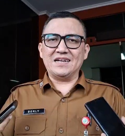 Kepala Bapenda Provinsi Banten, Berli Rizky Natakusumah, Memberikan Keterangan Kepada pers, Doc: (Dirhat/Dailyhits).