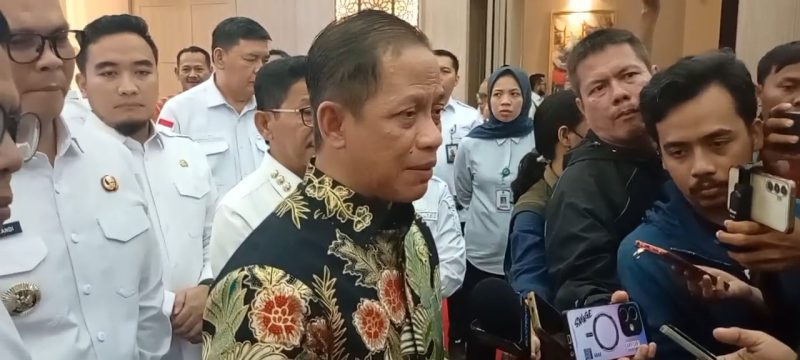 Mentri Lingkungan Hidup Hanif Faisol Nurofiq, memberikan keterangan kepada pers, Jumat (27/3) Doc: (Dailyhits.id)