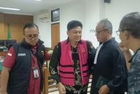 Kuasa Hukum Terdakwa, Neril Afdi (kanan) saat membersamai terdakwa usai sidang putusan. (Istimewa)