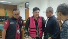 Kuasa Hukum Terdakwa, Neril Afdi (kanan) saat membersamai terdakwa usai sidang putusan. (Istimewa)