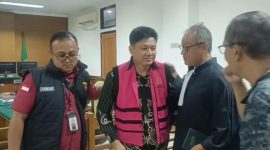 Kuasa Hukum Terdakwa, Neril Afdi (kanan) saat membersamai terdakwa usai sidang putusan. (Istimewa)