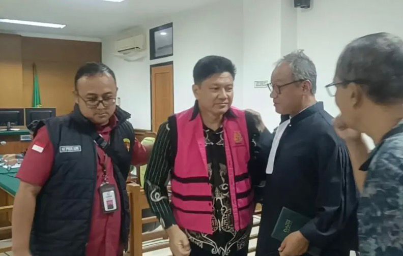 Kuasa Hukum Terdakwa, Neril Afdi (kanan) saat membersamai terdakwa usai sidang putusan. (Istimewa)