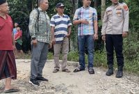Ketua BPC Gapensi Lebak, Moch. Nabil Jayabaya saat meninjau jalan rusak di Desa Cilangkap, Kecamatan Kalanganyar, Kabupaten Lebak. (Dailyhits)