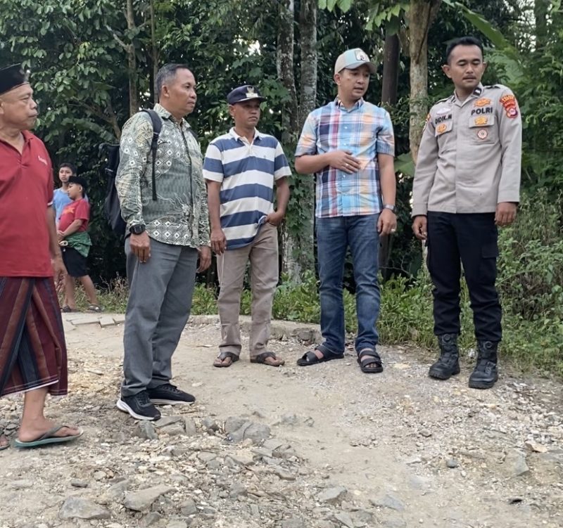 Ketua BPC Gapensi Lebak, Moch. Nabil Jayabaya saat meninjau jalan rusak di Desa Cilangkap, Kecamatan Kalanganyar, Kabupaten Lebak. (Dailyhits)