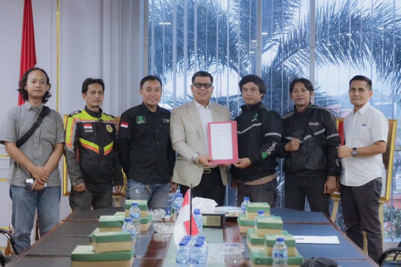 Ketua DPRD Banten, Fahmi Hakim saat menerima perwakilan ojek online. (Dok)