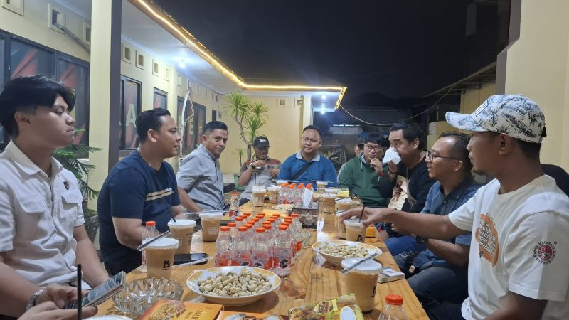 Kapolsek Cikande berama insa Pers (JSR), Dok (Dailyhits). 