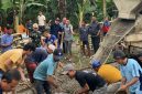 Ketua BPC Gapensi Lebak, Moch. Nabil Jayabaya saat membersamai warga membangun jalan rusak. (DAILYHITS)
