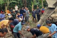 Ketua BPC Gapensi Lebak, Moch. Nabil Jayabaya saat membersamai warga membangun jalan rusak. (DAILYHITS)