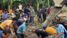 Ketua BPC Gapensi Lebak, Moch. Nabil Jayabaya saat membersamai warga membangun jalan rusak. (DAILYHITS)
