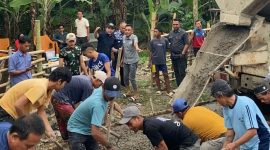 Ketua BPC Gapensi Lebak, Moch. Nabil Jayabaya saat membersamai warga membangun jalan rusak. (DAILYHITS)