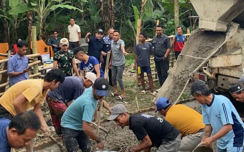 Ketua BPC Gapensi Lebak, Moch. Nabil Jayabaya saat membersamai warga membangun jalan rusak. (DAILYHITS)
