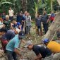 Ketua BPC Gapensi Lebak, Moch. Nabil Jayabaya saat membersamai warga membangun jalan rusak. (DAILYHITS)
