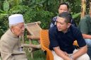 Pengusaha muda Kabupaten Lebak, Nabil Jayabaya saat berdiskusi dengan salah satu pemuka agama di Bumi Multatuli. (DAILYHITS)