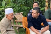 Pengusaha muda Kabupaten Lebak, Nabil Jayabaya saat berdiskusi dengan salah satu pemuka agama di Bumi Multatuli. (DAILYHITS)