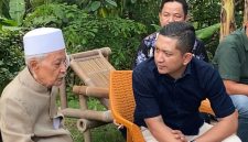 Pengusaha muda Kabupaten Lebak, Nabil Jayabaya saat berdiskusi dengan salah satu pemuka agama di Bumi Multatuli. (DAILYHITS)