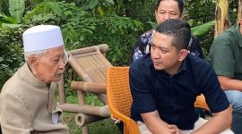 Pengusaha muda Kabupaten Lebak, Nabil Jayabaya saat berdiskusi dengan salah satu pemuka agama di Bumi Multatuli. (DAILYHITS)