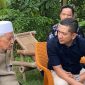 Pengusaha muda Kabupaten Lebak, Nabil Jayabaya saat berdiskusi dengan salah satu pemuka agama di Bumi Multatuli. (DAILYHITS)