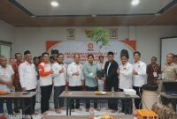 Kepala Bidang Tani PKS Banten Iip Makmur didampingi ketua DPW PKS Banten, Najib Hamas saat menyerahkan bantuan bibit buah-buahan kepada kader. (Istimewa)