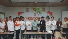 Kepala Bidang Tani PKS Banten Iip Makmur didampingi ketua DPW PKS Banten, Najib Hamas saat menyerahkan bantuan bibit buah-buahan kepada kader. (Istimewa)