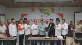 Kepala Bidang Tani PKS Banten Iip Makmur didampingi ketua DPW PKS Banten, Najib Hamas saat menyerahkan bantuan bibit buah-buahan kepada kader. (Istimewa)