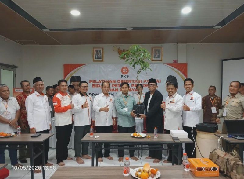 Kepala Bidang Tani PKS Banten Iip Makmur didampingi ketua DPW PKS Banten, Najib Hamas saat menyerahkan bantuan bibit buah-buahan kepada kader. (Istimewa)