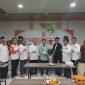 Kepala Bidang Tani PKS Banten Iip Makmur didampingi ketua DPW PKS Banten, Najib Hamas saat menyerahkan bantuan bibit buah-buahan kepada kader. (Istimewa)
