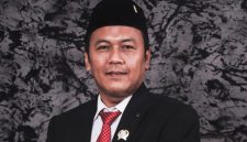 Anggota DPRD Banten, Ubaidillah, memberikan keterangan kepada pers (Dok)