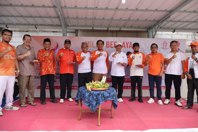 Pengurus DPW dan DPD PKS Lebak saat foto bersama pada acara milad PKS ke 24 di kantor DPD PKS Lebak, Minggu (17/5/2026).