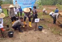 Polda Banten - Polres Lebak saat melakukan penanaman pohon di Kabupaten Lebak. (Istimewa)