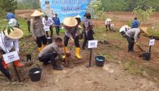 Polda Banten - Polres Lebak saat melakukan penanaman pohon di Kabupaten Lebak. (Istimewa)