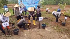 Polda Banten - Polres Lebak saat melakukan penanaman pohon di Kabupaten Lebak. (Istimewa)