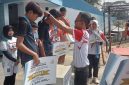 Kabid SD Dindik Lebak, Syahril Apani saat memberikan medali kepada para atlet pemenang. (Istimewa)