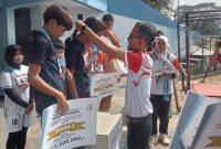 Kabid SD Dindik Lebak, Syahril Apani saat memberikan medali kepada para atlet pemenang. (Istimewa)