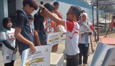 Kabid SD Dindik Lebak, Syahril Apani saat memberikan medali kepada para atlet pemenang. (Istimewa)