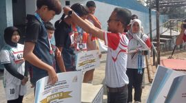 Kabid SD Dindik Lebak, Syahril Apani saat memberikan medali kepada para atlet pemenang. (Istimewa)