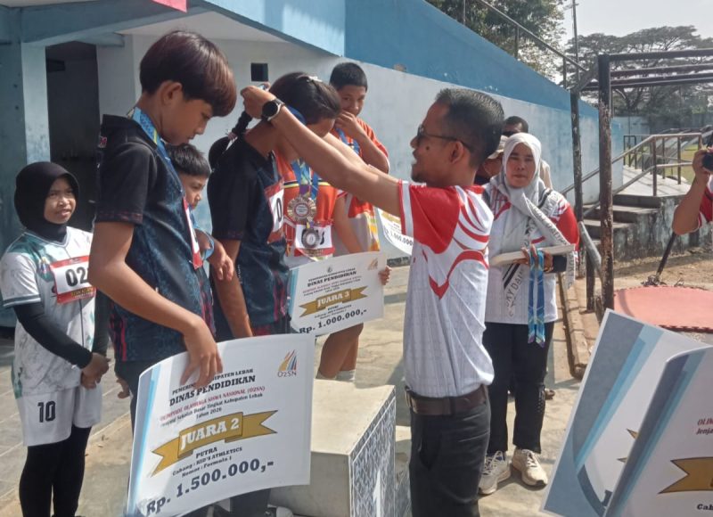 Kabid SD Dindik Lebak, Syahril Apani saat memberikan medali kepada para atlet pemenang. (Istimewa)