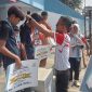 Kabid SD Dindik Lebak, Syahril Apani saat memberikan medali kepada para atlet pemenang. (Istimewa)
