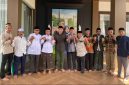 Pimpinan dan pengurus BAZNAS Lebak saat foto bersama dengan ketua BPC Gapensi Lebak, Moch. Nabil Jayabaya. (DAILYHITS)