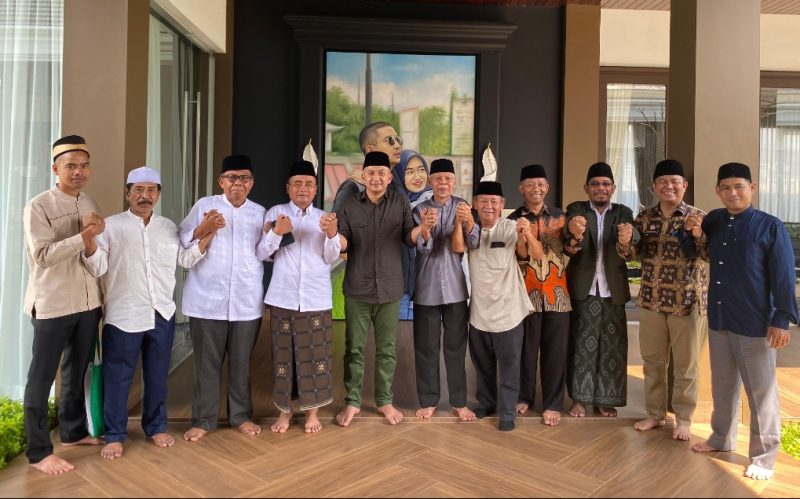 Pimpinan dan pengurus BAZNAS Lebak saat foto bersama dengan ketua BPC Gapensi Lebak, Moch. Nabil Jayabaya. (DAILYHITS)