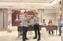 Osep Mulyawan Sudirman Karis (kiri) saat menerima SK penetapan sebagai ketua umum INASSOC periode 2026-2030. (Istimewa)