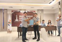 Osep Mulyawan Sudirman Karis (kiri) saat menerima SK penetapan sebagai ketua umum INASSOC periode 2026-2030. (Istimewa)